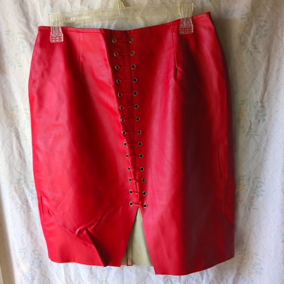 🌺Faux Leather Skirt Red Zipper on Back Size Large NWOT - Picture 3 of 11